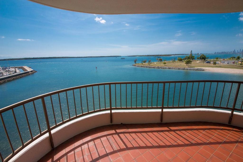 Broadwater Shores Waterfront Apartments Голд-Кост Экстерьер фото