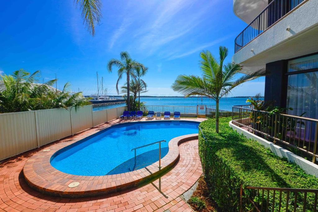 Broadwater Shores Waterfront Apartments Голд-Кост Экстерьер фото