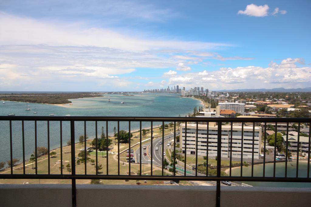 Broadwater Shores Waterfront Apartments Голд-Кост Экстерьер фото